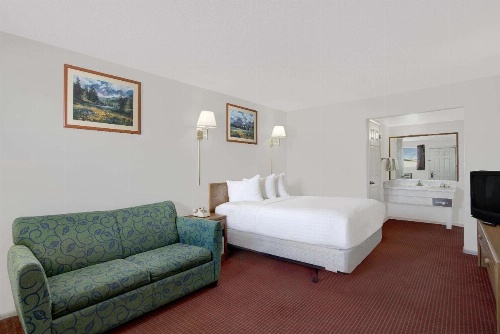 Travelodge by Wyndham Cedar City image 9
